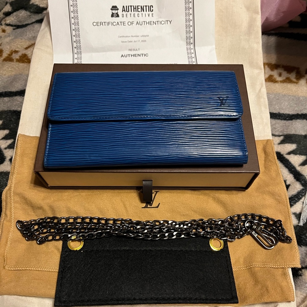 Louis Vuitton Rare Vintage EUC Portetressor International Epi Wallet COA